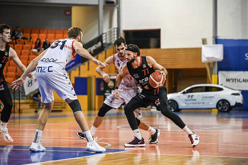 Brněnští basketbalisté (v bílém) při ligovém utkání s Nymburkem, kterému na domácí palubovce podlehli 70:88.