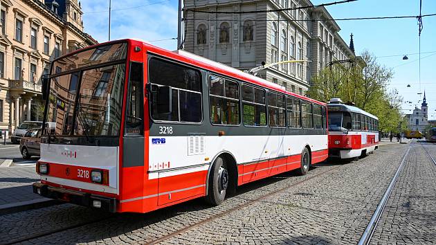 Město Brno daruje ukrajinskému Charkovu dvě tramvaje a šest trolejbusů.
