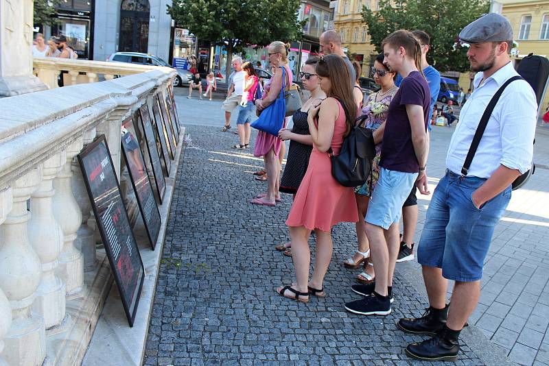 Stovky lidí přišly ve čtvrtek v podvečer na brněnské náměstí Svobody uctít oběti komunismu.