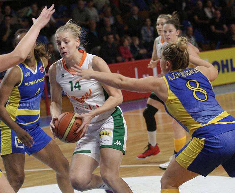 Basketbalistky brněnských Žabin úvodní duel Středoevropské ligy zvládly a na domácí palubovce porazily vídeňské Flying Foxes. Na snímku Švrdlíková, Zderadická a Anja.