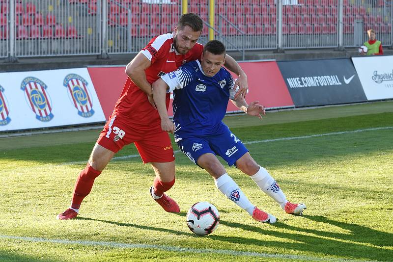 Brno 17.4.2019 - 23. kolo FNL mezi domácí Zbrojovkou Brno (Juraj Kotula - červená) a Pardubicemi (Pavel Sokol - modrá)