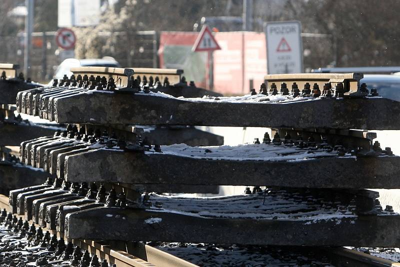 Čilý stavební ruch v brněnské ulici Žabovřeská, kde pracují na další fázi stavby velkého městského okruhu.