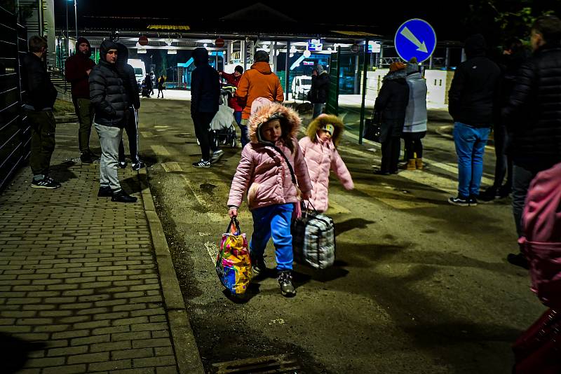 I přes hraniční přechod Vyšné Německé - Velké Slemence přichází na Slovensko z Ukrajiny lidé vyhnaní válkou.