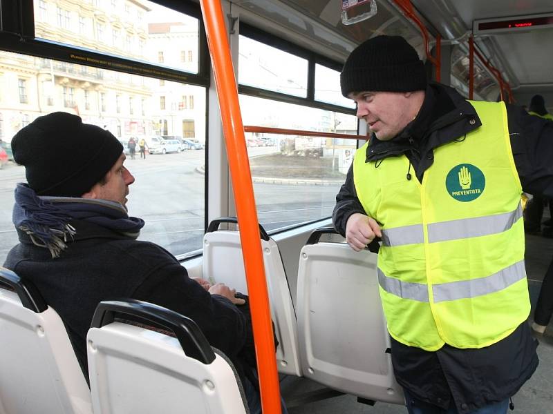 Takzvaní preventisté pomáhají v dopravních prostředcích udržovat pořádek.