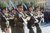 Vyřazení víc než stovky absolventů magisterského studia Univerzity obrany v Brně na náměstí Svobody.
