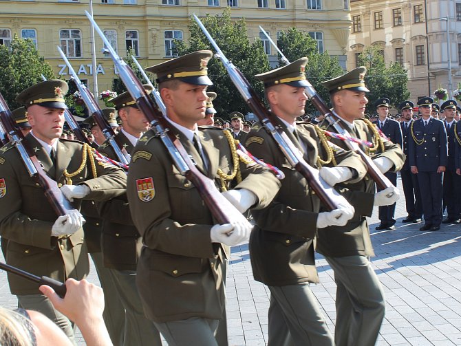 Vyřazení víc než stovky absolventů magisterského studia Univerzity obrany v Brně na náměstí Svobody.