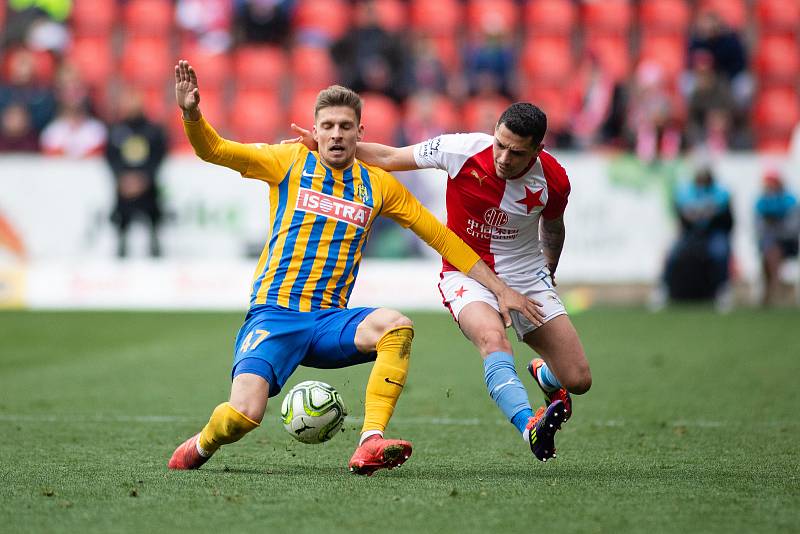 Praha - Zápas fotbalové FORTUNA:LIGY mezi SK Slavia Praha a SFC Opava 22. února 2020. Jiří Texl (SFC Opava), Nicolae-Claudiu Stanciu (SK Slavia Praha).