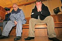 Dva z šestice obžalovaných vyděračů před soudním tribunálem