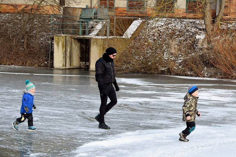 Nadšenci si v sobotu zabruslili na rybníku Šísary ve Velkých Bílovicích.