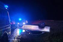 Hasiči v neděli večer odstraňovali následky nehody osobního auta u Veverské Bítýšky.