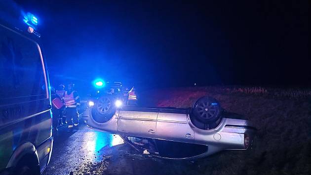 Hasiči v neděli večer odstraňovali následky nehody osobního auta u Veverské Bítýšky.