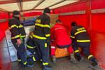 Z Česka se na místo vydává pomáhat také osmašedesát hasičů. Právě s nimi jedou traumatologové z Brna.