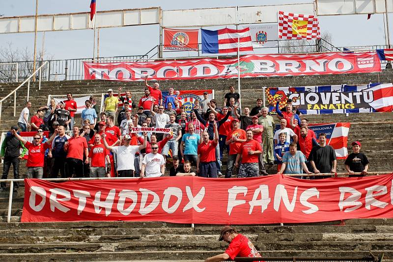 Poslední veřejná brigáda na fotbalovém stadionu za Lužánkami. Odměnou pro její účastníky byl Švancarův guláš a příjezd fotbalistů Zbrojovky.