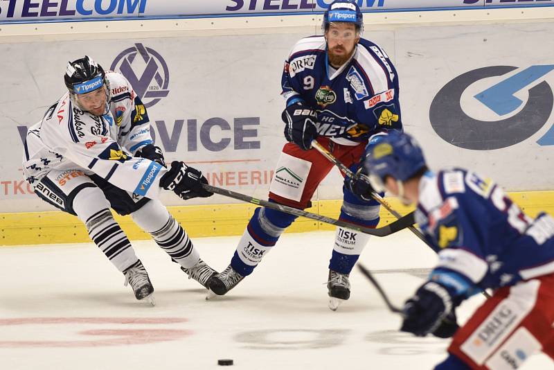 Trenér brněnské Komety (v tmavém) Alois Hadamczik se vrátil do Vítkovic po pěti letech a odjíždí jako poražený. Ve druhém kole hokejové extraligy rozhodl elán domácích Vítkovic, kteří zvítězili 5:1.