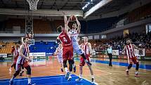 Hráči brněnského Basketu (v bílých dresech) porazili v prvním čtvrtfinálovém zápase Pardubice 89:84.