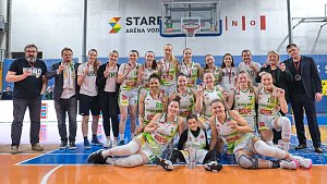 Basketbalistky KP TANY Brno (na snímku v bílozelených dresech) porazily Hradec i potřetí a slaví zisk bronzu.