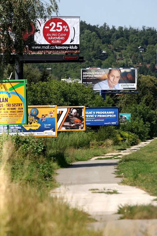 Podle nové veřejné vyhlášky Jihomoravského kraje musí být billboardy umístěné u silnic prvních tříd od 1. září odstraněny.