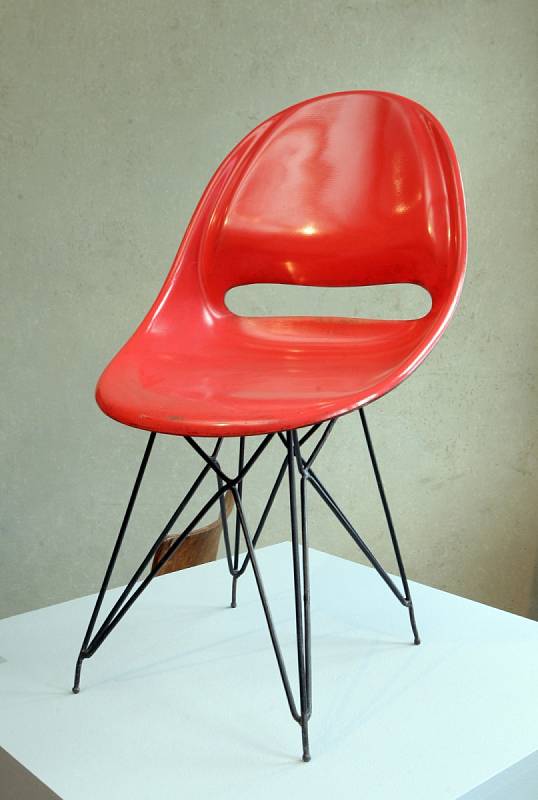 Tvorbu designéra Miroslava Navrátila na výstavě připomíná také židle z roku 1959, která později našla uplatnění v tramvajích T3. Podnož je ze svařovaného černě lakovaného ocelového drátu, tzv. „Eiffelovka".