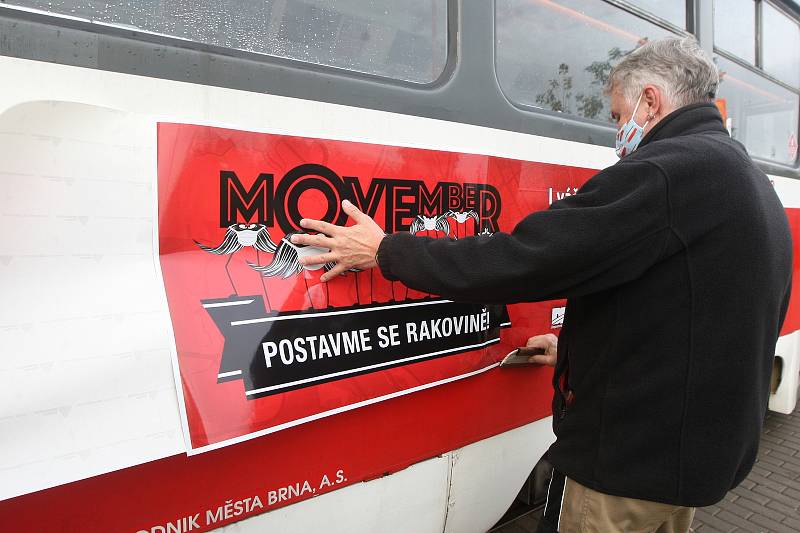 V rámci celosvětové kampaně Movember polepil Dopravní podnik města Brna svoje tramvaje kníry.