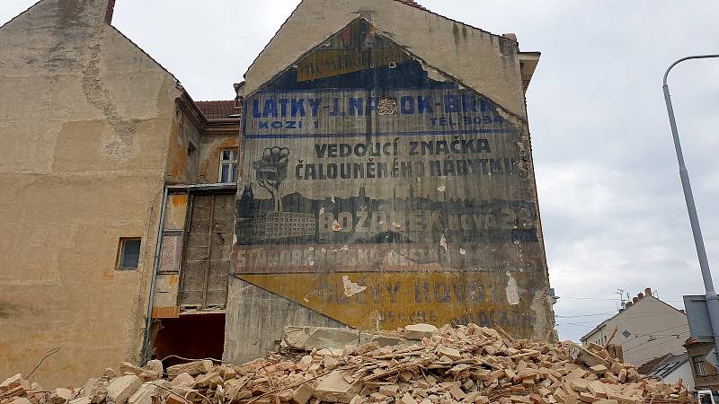 Bourání kvůli výstavbě VMO Tomkovo náměstí odkrylo dobovou reklamu ze třicátých let na zdi husovické sokolovny.