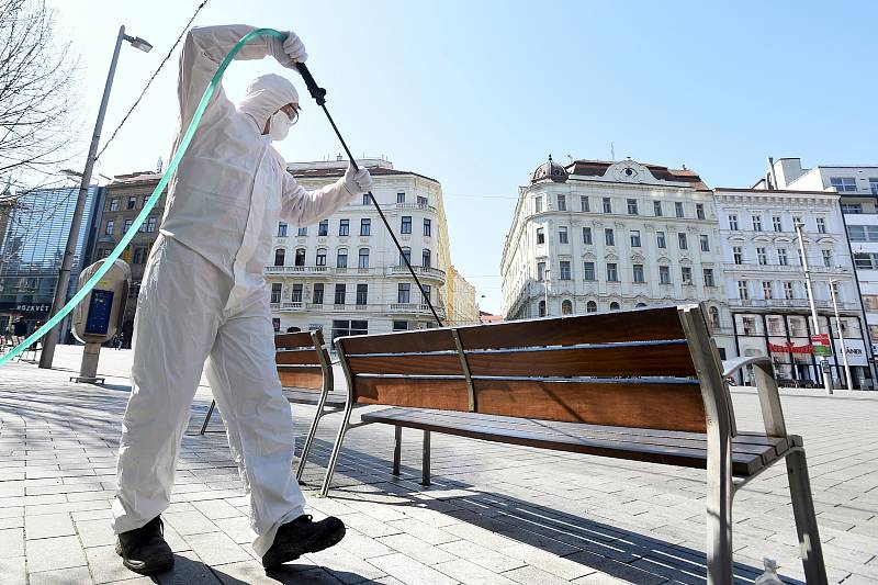 Dezinfekce veřejných prostor v centru Brna na náměstí Svobody.