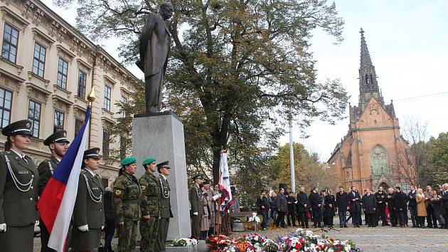 Položením věnců k soše prezidenta Masaryka si lidé v Brně připomněli vznik Československa.