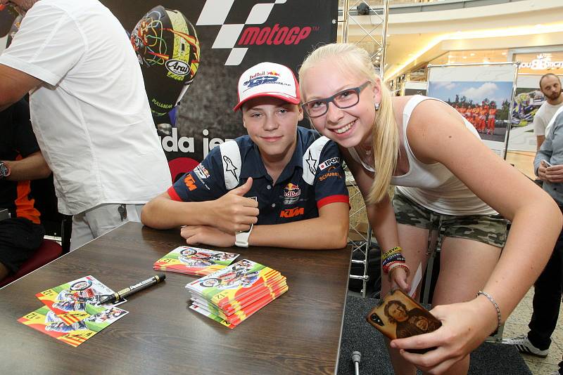 Filip Salač s fanynkou při podepisování na autogramiádě jezdců Moto GP v brněnské Vaňkovce.