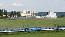 Lom leží stovky metrů od Čebína. Takovou vzdálenost urazily i kameny, které se rozletěly směrem k benzinové čerpací stanici a domům na okraji obce. Na benzince udělaly díru do plastové střechy. V obci ničily hlavně střešní tašky a dlaždice na zemi. 