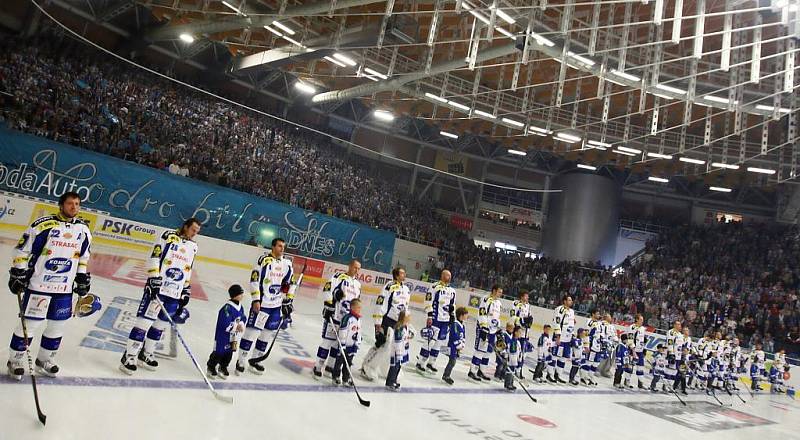 Hokejisté brněnské Komety proti třineckým Ocelářům.