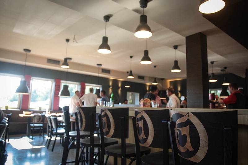 První stylovou restauraci Gambrinus otevřeli ve čtvrtek v Brně. Podnik s názvem Originál 1869 v líšeňské ulici Josefy Faimonové je šestadvacátý svého druhu v republice.