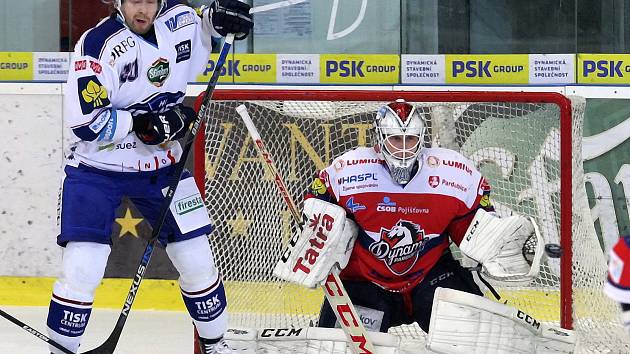 Třetí porážka v řadě. Hokejisté brněnské Komety v 38. kole extraligy doma podlehli Pardubicím 2:3. Při utkání halou zněl i pokřik vyzývající k odvolání brněnského trenéra Aloise Hadamczika.