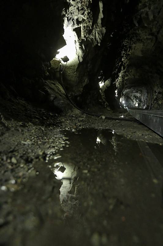 Štola pod kopcem Záruba vznikla za druhé světové války původně jako úkryt pro dělníky pracující v tamních strojírnách. V současnosti z celého komplexu chodeb, který mohl pojmout tisíce lidí funguje pouze jedna krátká chodba.