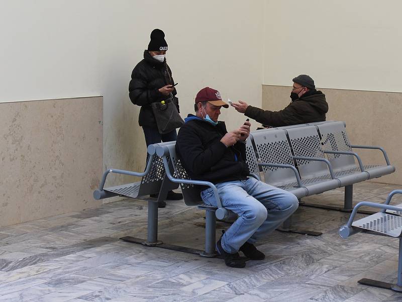 Kuriózní sezení prožijí lidé cestující z brněnského hlavního nádraží. Posadit se mohou na lavičku s výhledem přímo na protější zeď.