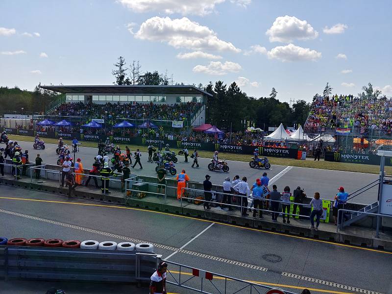 Brno - Fanoušci ze zaplněných tribun sledovali závody letošní motocyklové Velké ceny na brněnském Masarykově okruhu.