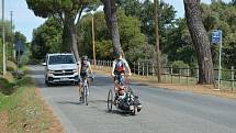 Audience u samotného papeže završila nedávnou dvoutýdenní cestu vozíčkáře Dušana Petřvalského do Říma. Celou expedici absolvoval na handbiku, speciálním kole poháněném rukama.