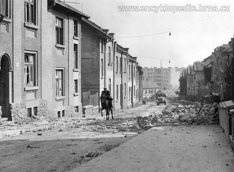 Rudá armáda postupuje Tišnovskou ulicí na frontu do Cacovic (27. 4. 1945).