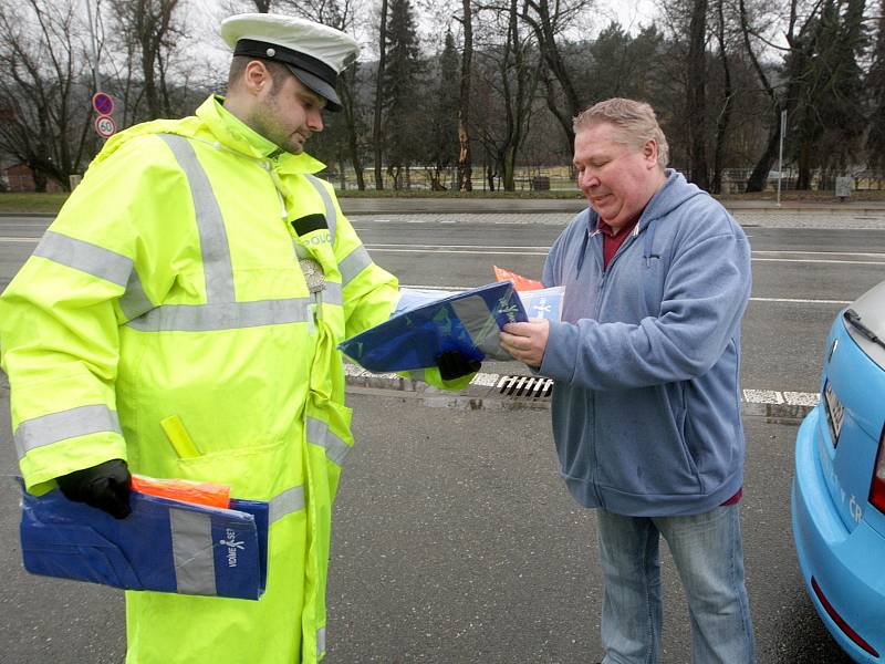 Reflexní oblečení, pásky a tašky rozdávali včera policisté na několika místech v Brně. Chodce i cyklisty poučili o změně zákona, který má chránit pěší při cestě po silnici. V preventivních akcích budou policisté pokračovat v celém kraji. 