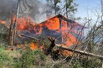 Požár chaty v Bystrci likvidovalo pět jednotek hasičů.