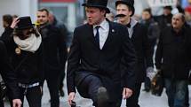 Pátého ročníku Silly walk, tedy švihlé chůze, se ve čtvrtek v Brně zúčastnilo přes sto padesát příznivců britské komediální skupiny Monty Python.