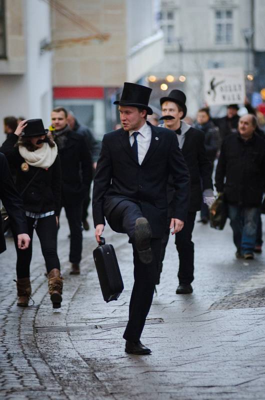 Pátého ročníku Silly walk, tedy švihlé chůze, se ve čtvrtek v Brně zúčastnilo přes sto padesát příznivců britské komediální skupiny Monty Python.