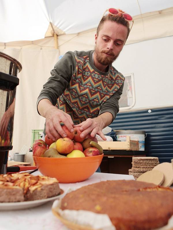 Nakoupit od farmářů, zasadit strom či si poslechnout alternativní hudbu. To vše stihnou návštěvníci druhého ročníku Festivalu na břehu řeky Svratky. Ten se jim otevřel v pátek odpoledne.