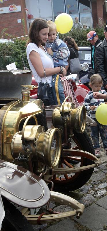 Vlastnit auto bývala rarita a taky drahá záležitost. Kdo tedy vůz měl, střežil ho jako oko v hlavě a provětrával jen svátečně. Lidé z Tišnova na Brněnsku si tuto dobu v sobotu připomněli už popatnácté na Přehlídce elegance historických vozidel.