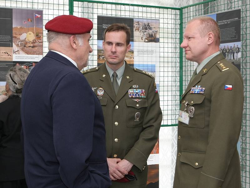 Chceme zabránit, aby se hrůzy, které se dosud odehrávají za hranicemi naší republiky, dostaly až k nám. Raději budeme se zlem bojovat tam než u nás doma. Tak zní motto výstavy Dum Spiro Spero, kterou si mohou lidé prohlédnout ve vestibulu budovy brněnské 