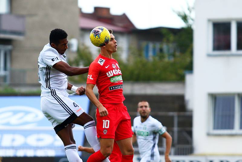 Fotbalisté Zbrojovky (v červeném) v šestém kole nejvyšší soutěže podlehli na domácím hřišti Karviné 0:2.