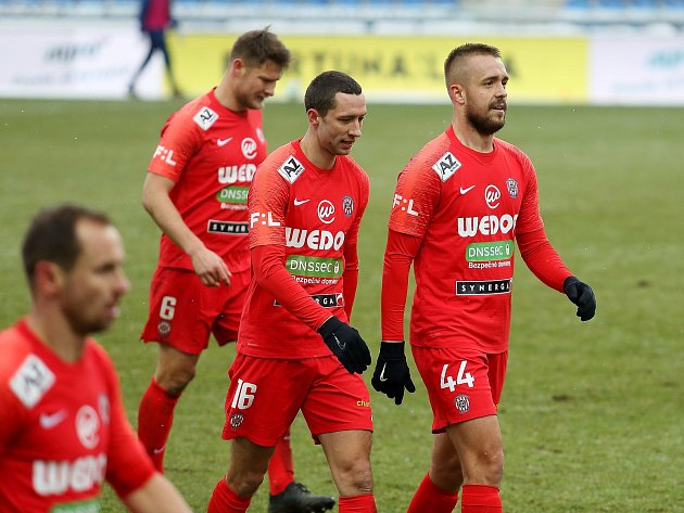 Fotbalisté Zbrojovky (v červeném) zahájili prvoligové jaro remízou v Mladé Boleslavi.