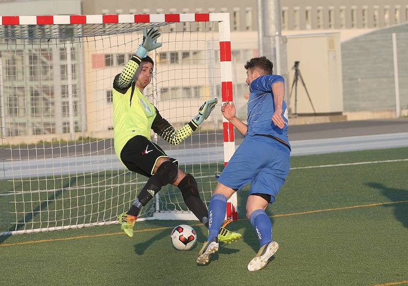 RKM Tripoli (v modrých dresech) si ve šlágru sedmnáctého kola 1. DRFG ligy poradili po boji 3:2 s Restaurací Starobrno (v bílém).