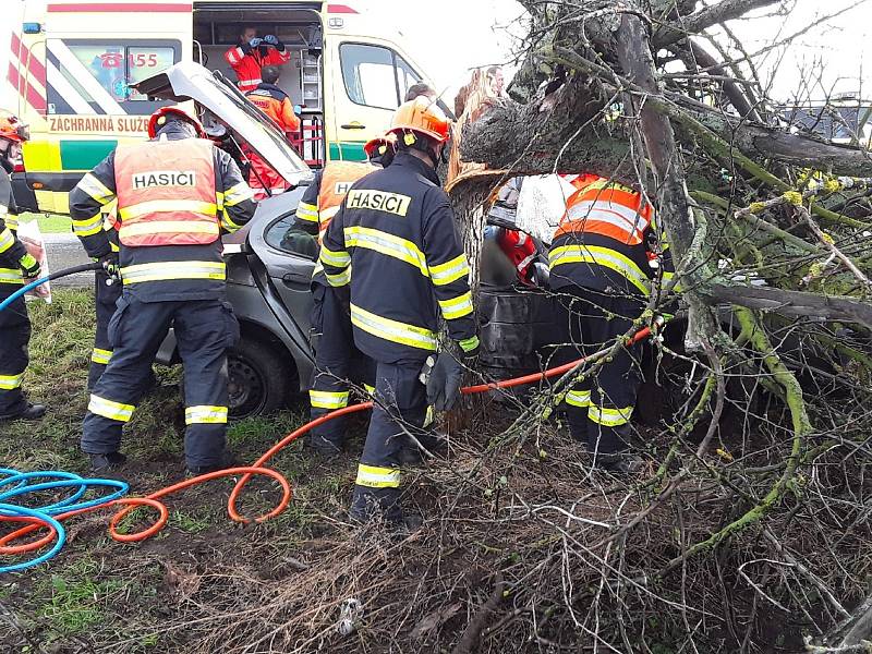 Osobní auto narazilo v Rajhradicích na Brněnsku do stromu, jednoho ze dvou zraněných lidí vyprostili hasiči.