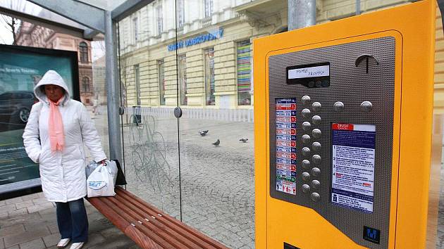 Ani dva měsíce po otevření Joštovy a České ulice nefungují na zastávkách automaty na jízdenky. Dopravní podnik slibuje, že je zprovozní nejpozději v pondělí.