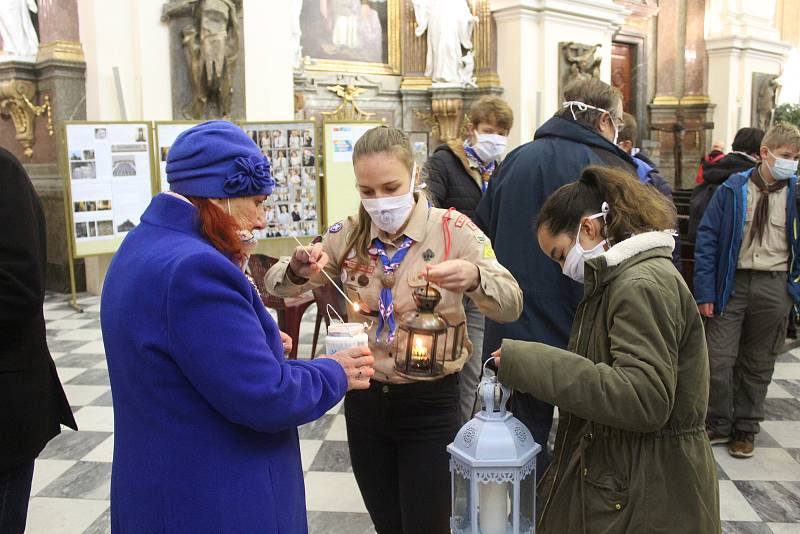 Pro světlo si Olga Felediová do katedrály přišla i letos.