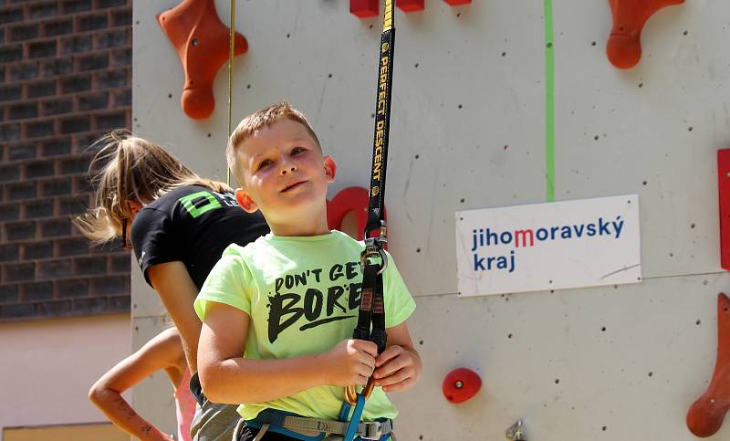 Rodiny s dětmi si přišly vyzkoušet olympijské sporty na Olympijský festival do areálu SKP Kometa v Brně.